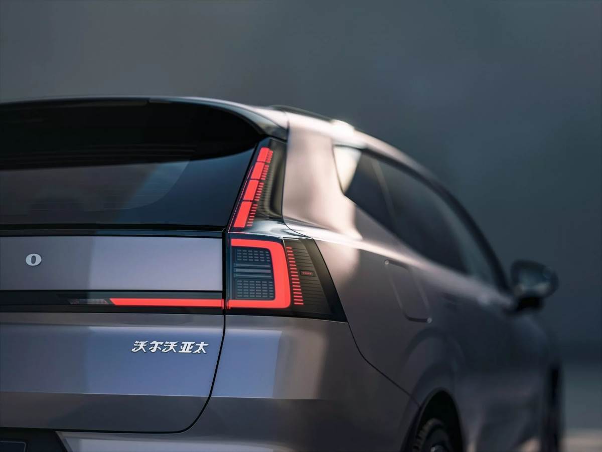 車尾整體線條俐落，採用一體式整合至車尾玻璃的燈組及C型尾燈配置，整體線條俐落。（圖／Volvo提供）