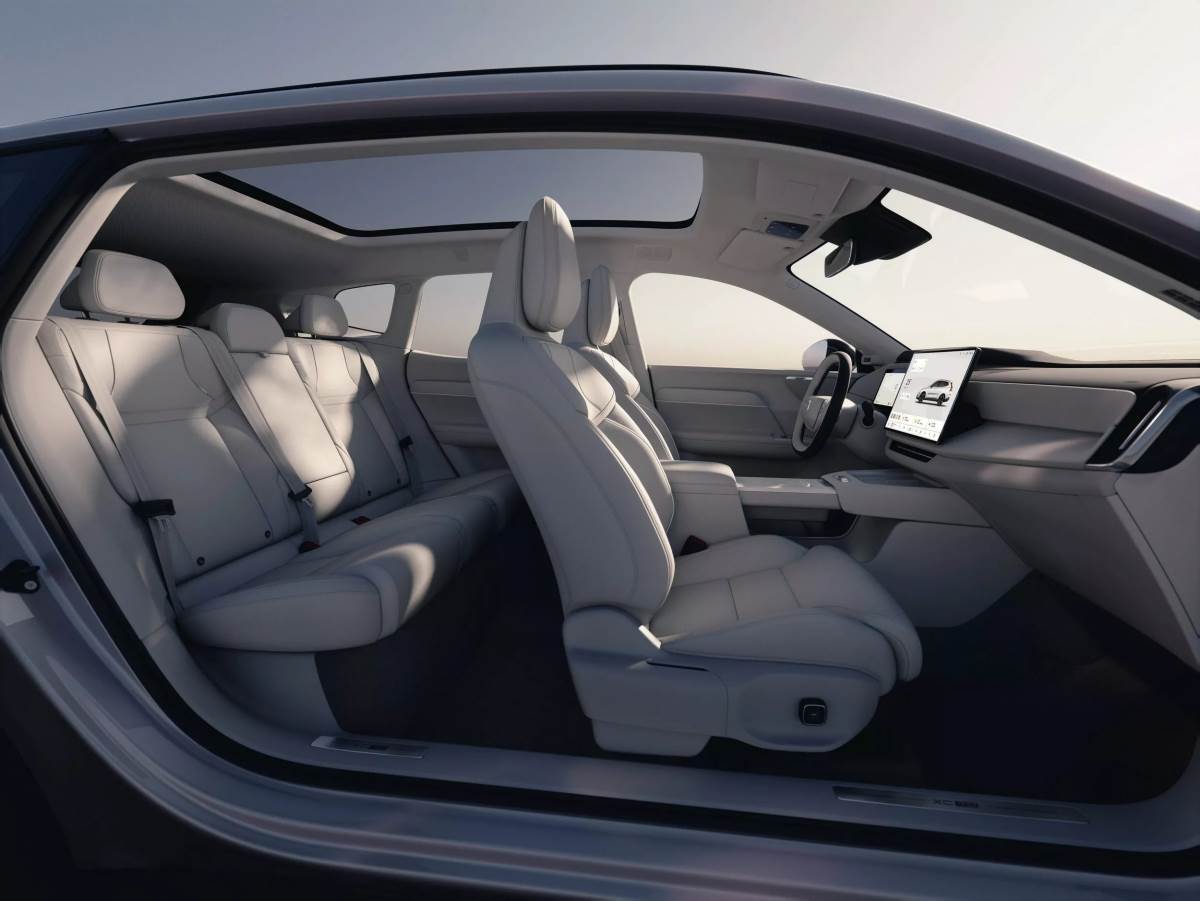 內裝採用極簡斯堪地那維設計風格，配備12.3吋數位儀表、15.4吋橫向中控螢幕，以及可選配92吋AR擴增實境抬頭顯示。（圖／Volvo提供）