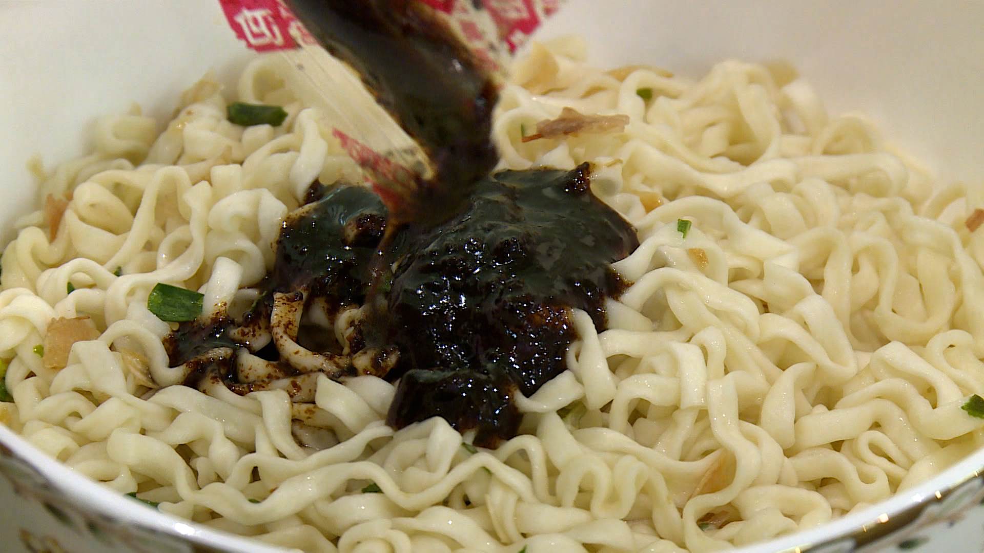 酒粕入麵Q彈升級 秘製炸醬+陳年花雕酒為美味關鍵（圖／東森新聞）