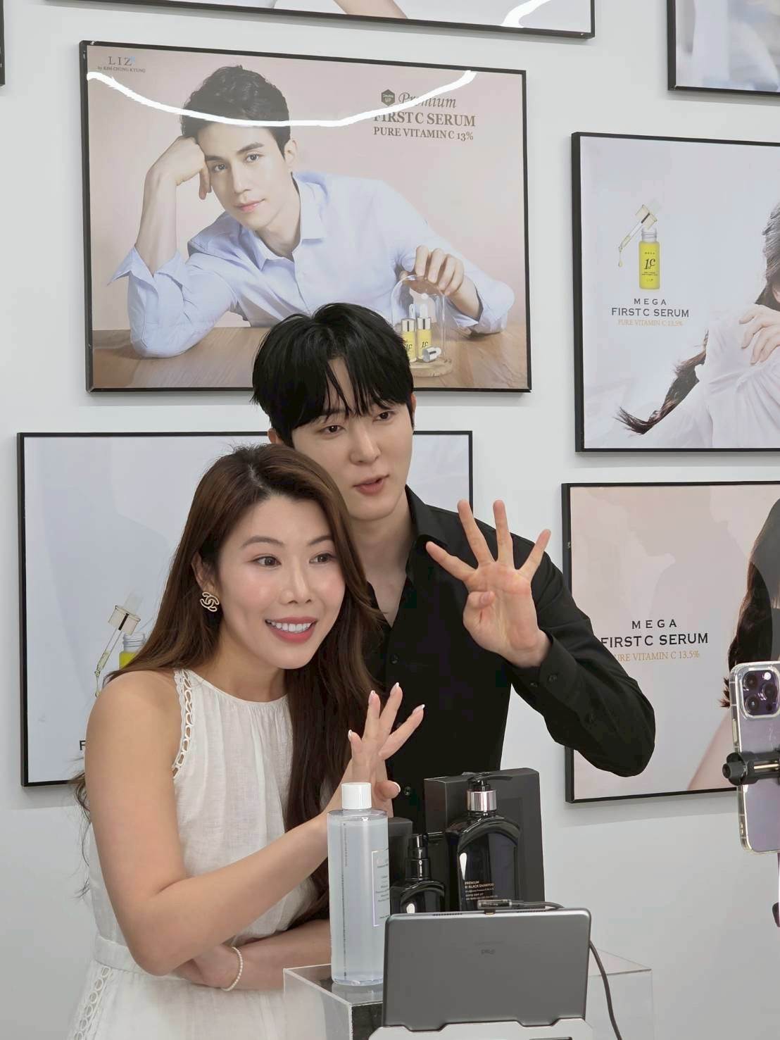 直播當晚，NC Baby「雨欣」在190公分的鞠同鎬身旁依舊氣場全開，展現自信與專業，兩人的合體畫面宛如偶像劇般吸睛。（圖／業者提供）