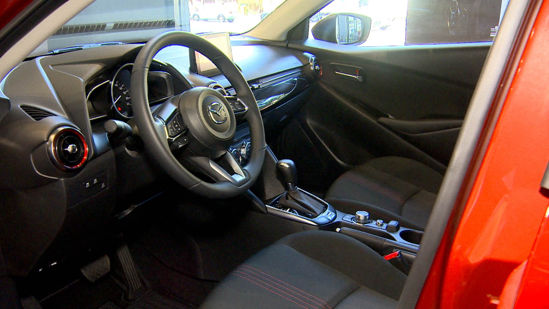 貨物稅減徵新制與普發現金政策，推升進口車詢問潮，價格逼近國產車水準。（圖／東森新聞）