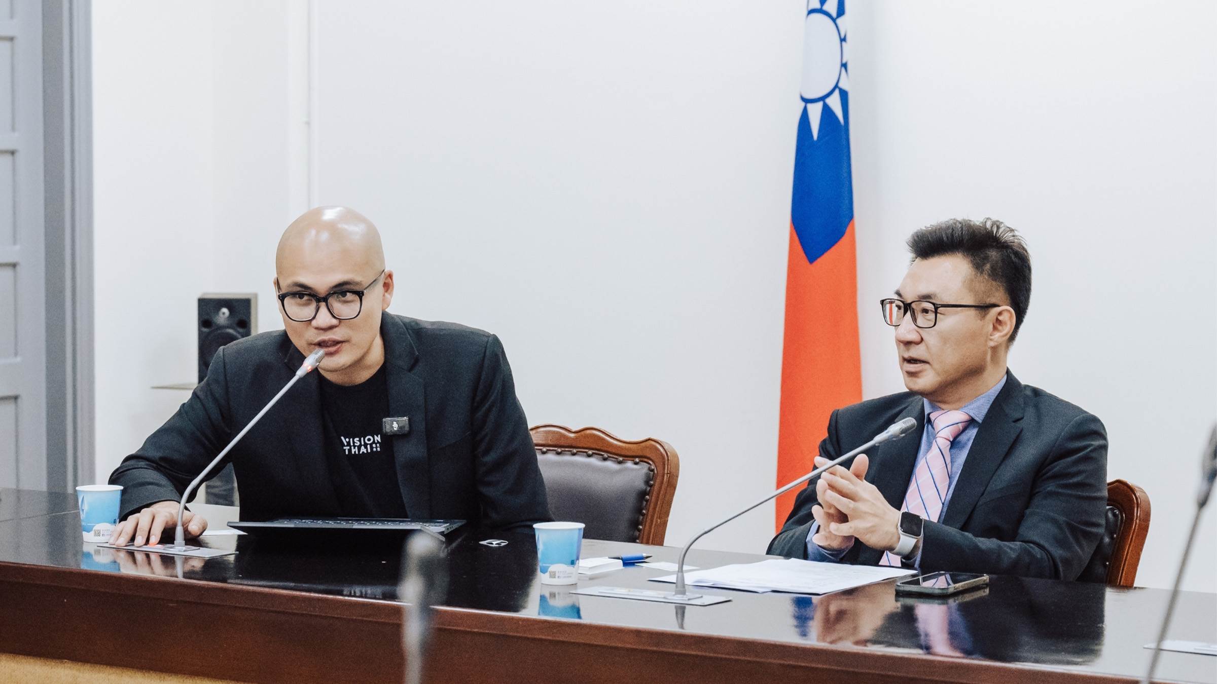 2024年率領泰國代表團參與台灣智慧城市展，拜會立法院副院長江啟程。（圖／VisionThai看見泰國提供）