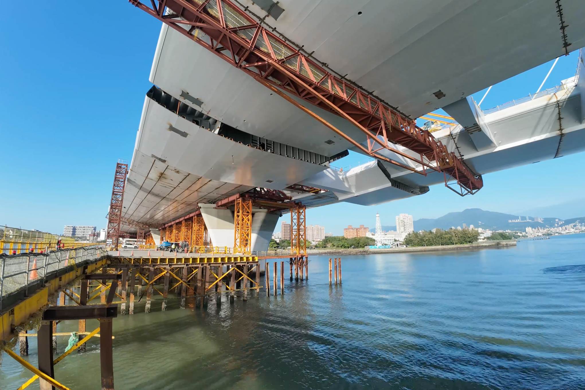 淡江大橋全橋共66塊閉合節塊，組裝過程宛如拼積木般，一塊一塊組合而成。翻攝畫面