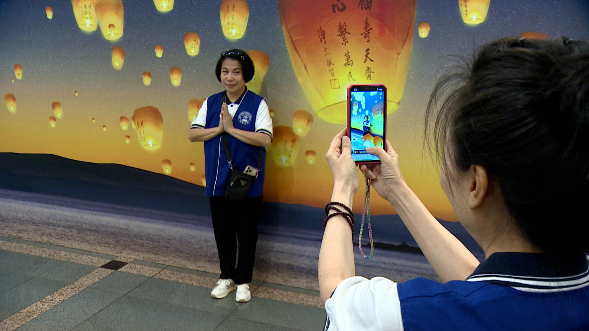 結合AR實境科技的祈福天燈，把祝福遙送到世界各地。（圖／東森新聞）