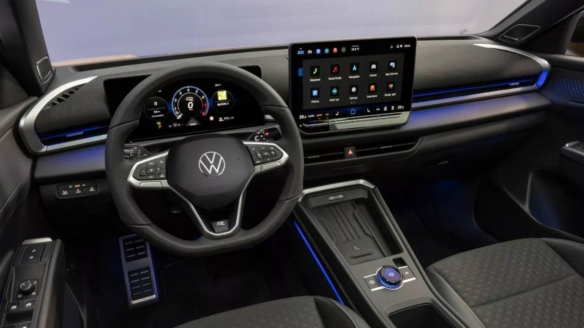 內裝標配10吋數位化儀表與10.4吋或12.9吋中控螢幕，儀控操作更直覺、質感也提升。（圖／福斯提供）