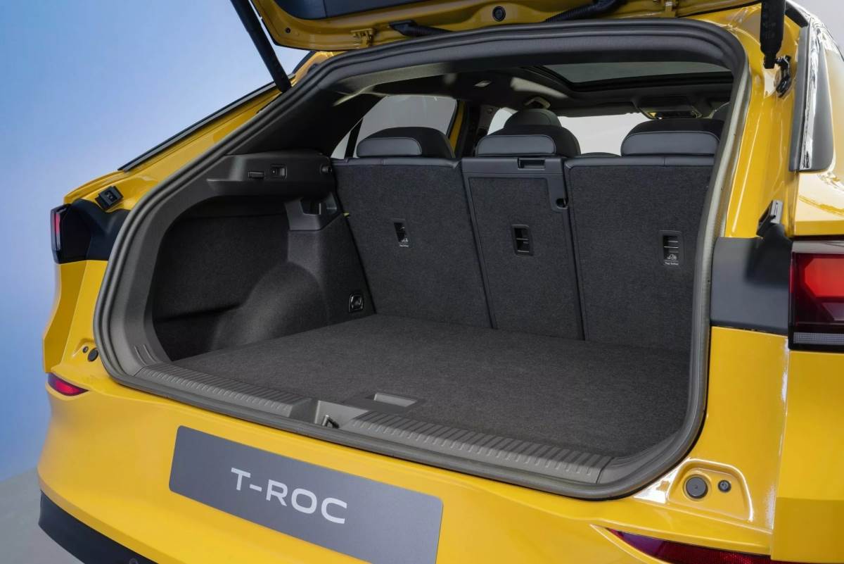 軸距增加28 mm，後座腿部空間更為寬敞，行李廂容積亦提升至465公升，較前代增加20公升。（圖／福斯提供）