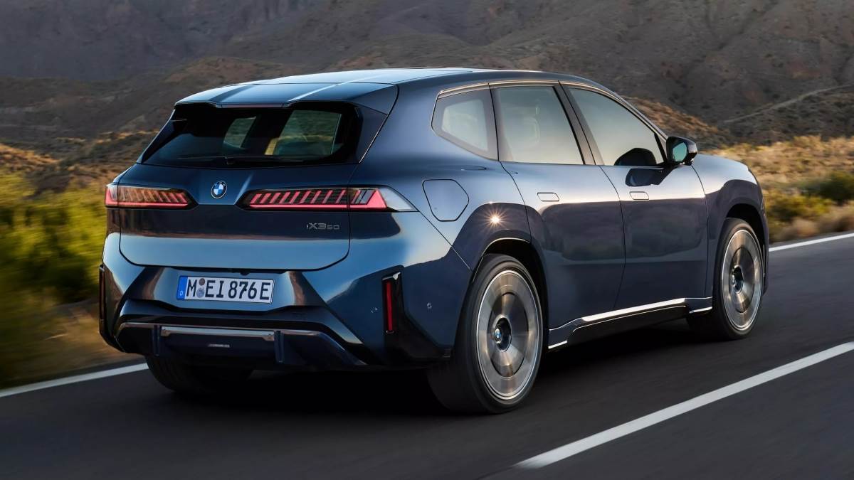 車輛採用簡潔俐落的線條、垂直車頭雙腎形水箱護罩、車身比例更為大器內斂，同時擁有低風阻特性。（圖／BMW提供）