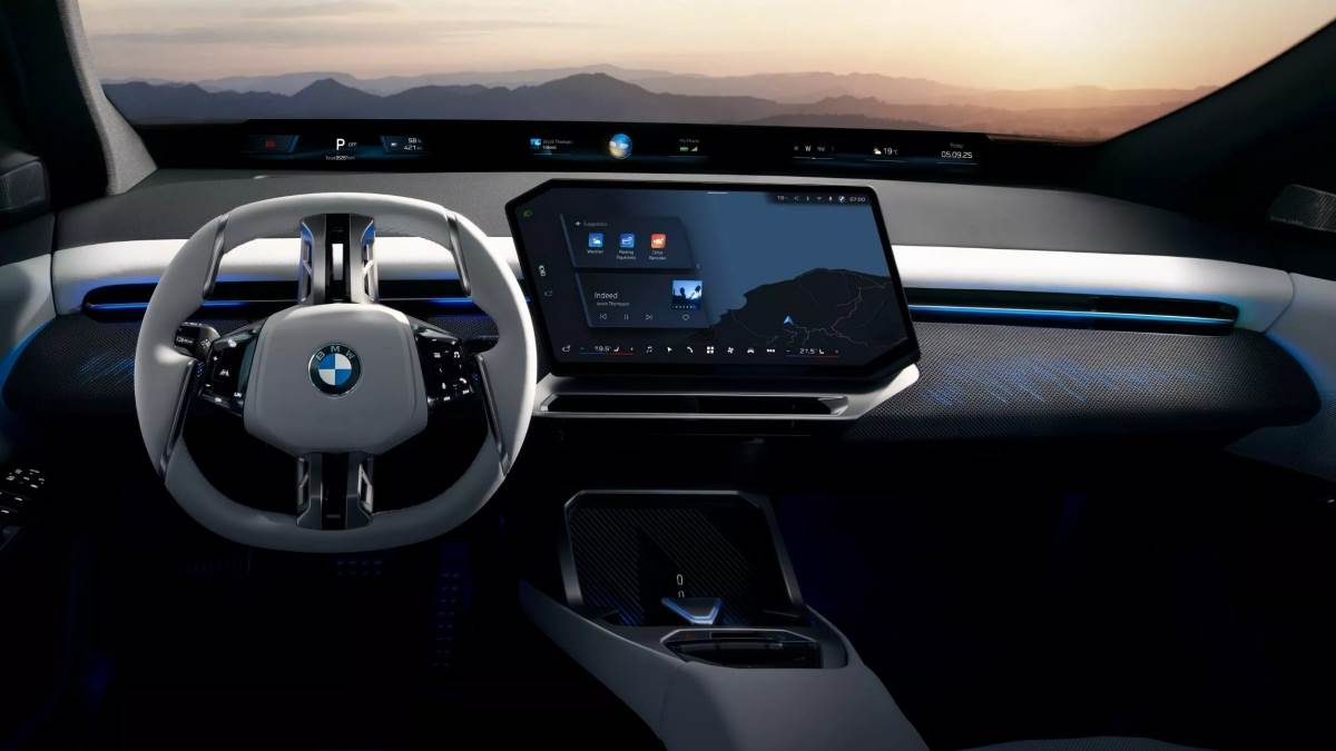 車內導入BMW Panoramic iDrive全景顯示系統，包含橫跨儀表板的大型投影顯示、17.9吋中控觸控螢幕。（圖／BMW提供）