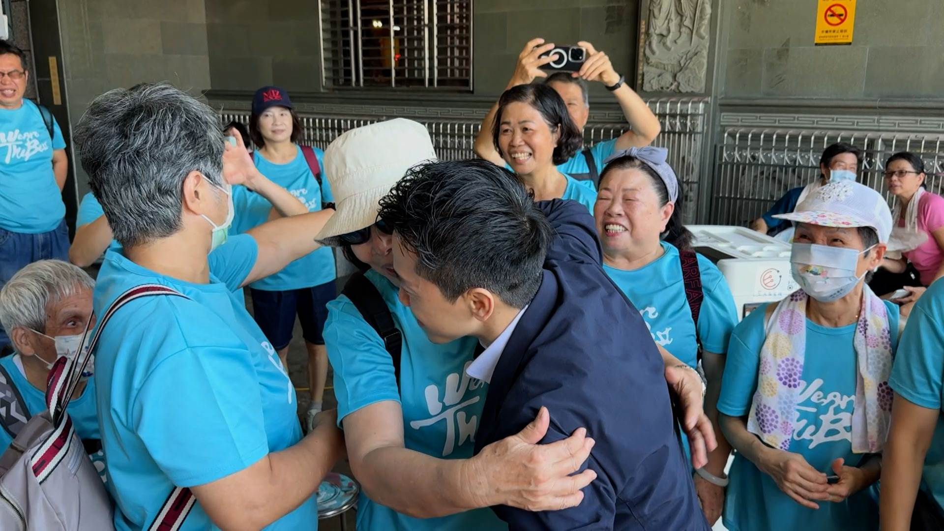 總統府副秘書長何志偉現身桃園龜山明倫三聖宮，與長者互動熱絡。（圖／東森新聞）