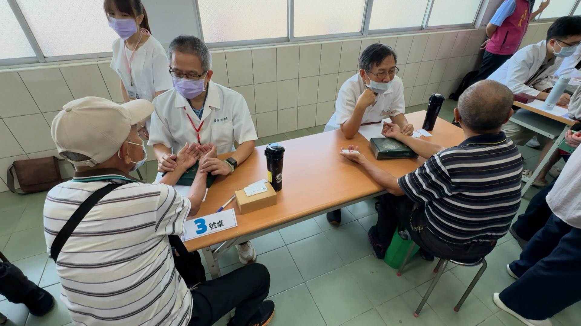 中醫師進駐宮廟義診，吸引超過500位民眾參加，響應總統賴清德推動的『健康台灣』政見。（圖／東森新聞）