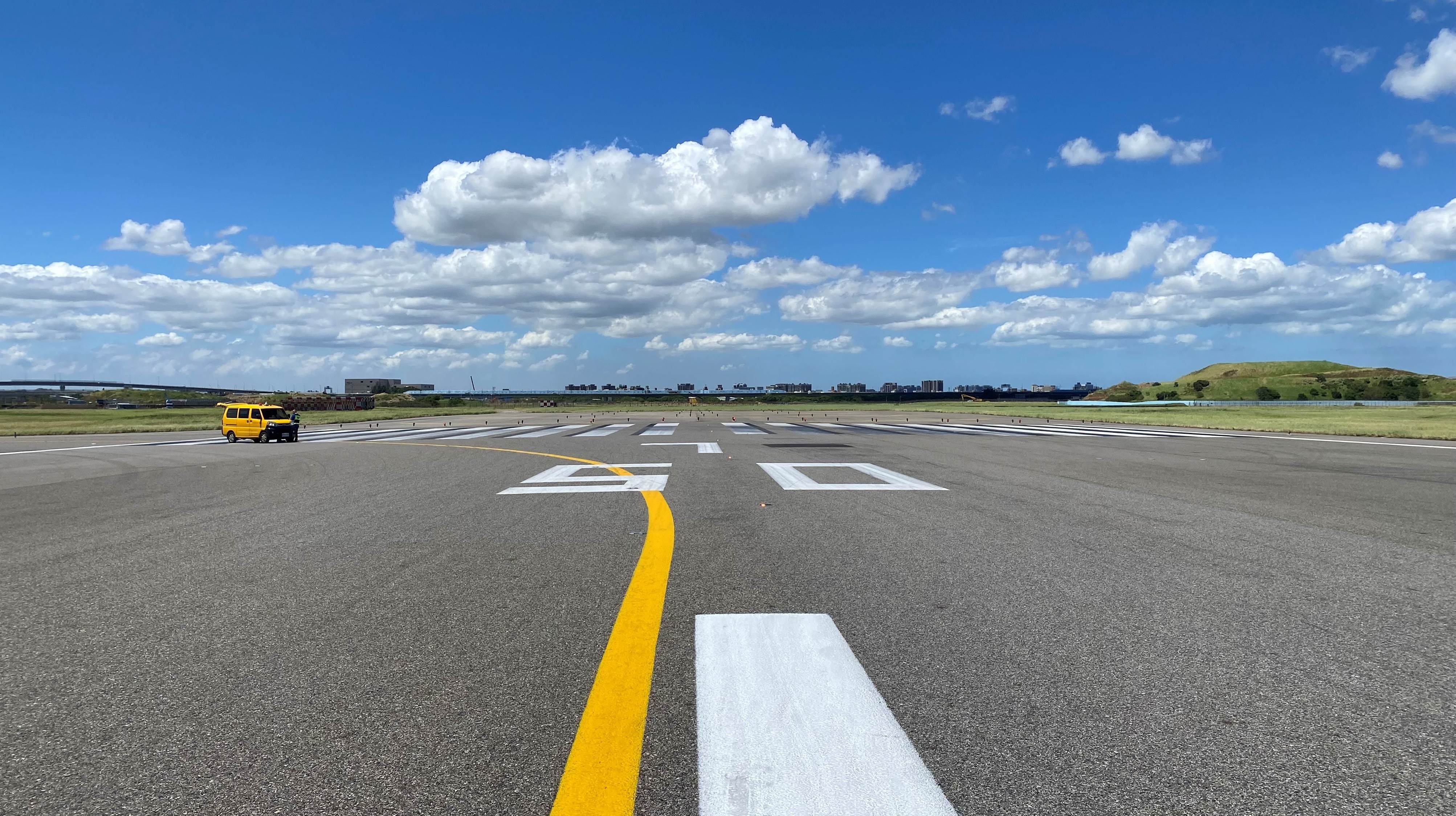 2-1機場公司高度重視飛航安全，於跑道加強維護同步兼顧航班運行，完成即時管控及應變