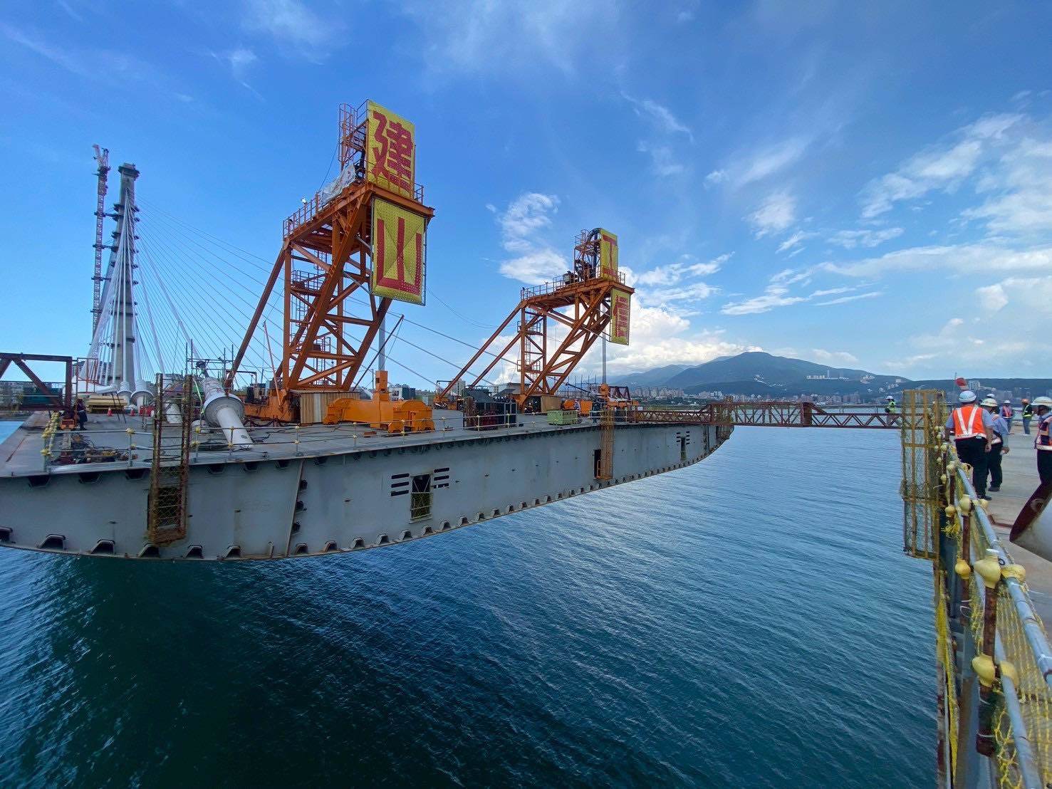 淡江大橋最後一塊節塊即將合龍。翻攝新工北分局臉書