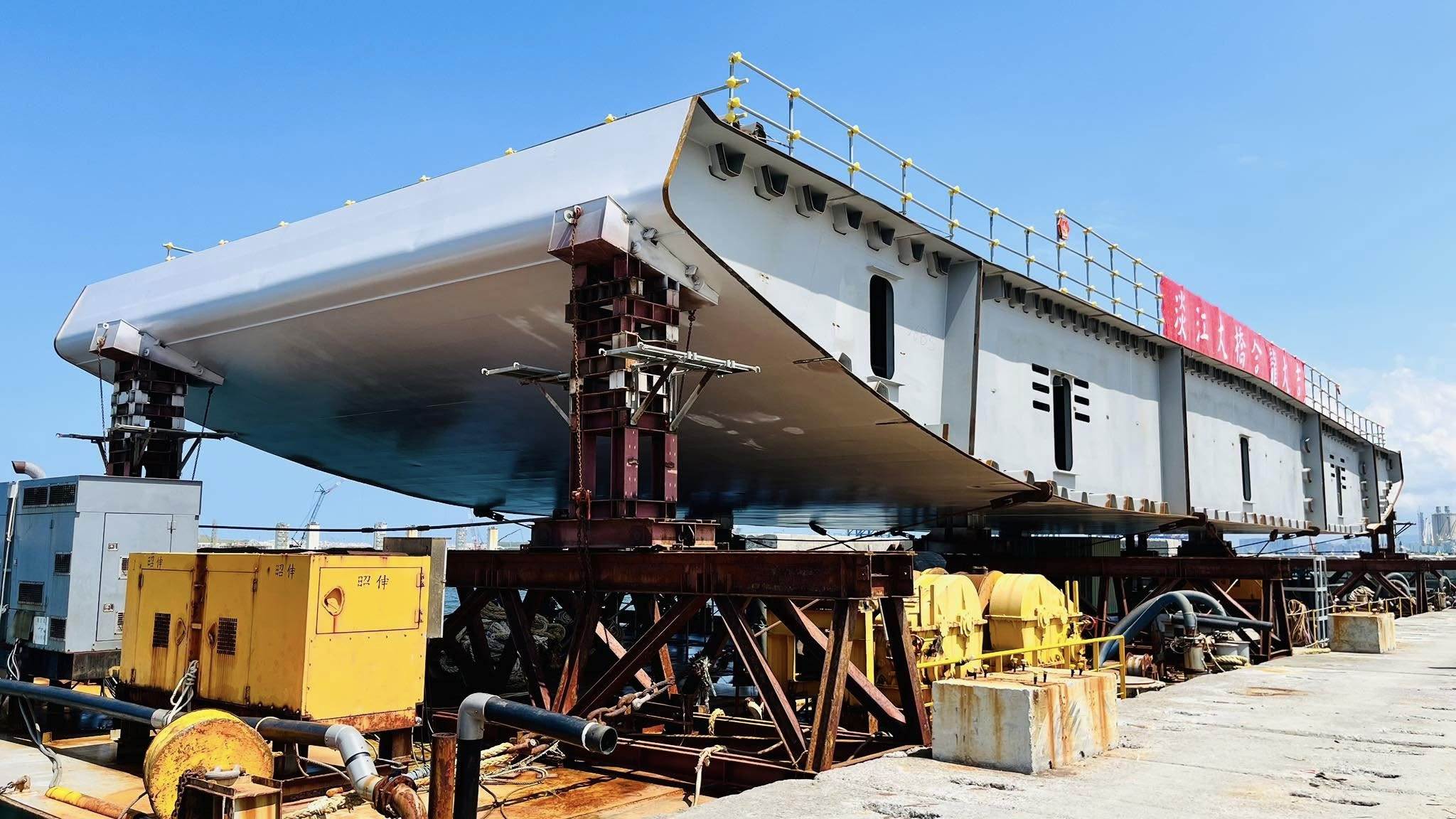 最後一塊節塊重達近400噸，要在15公分內克服熱脹冷縮的效應成功安裝。