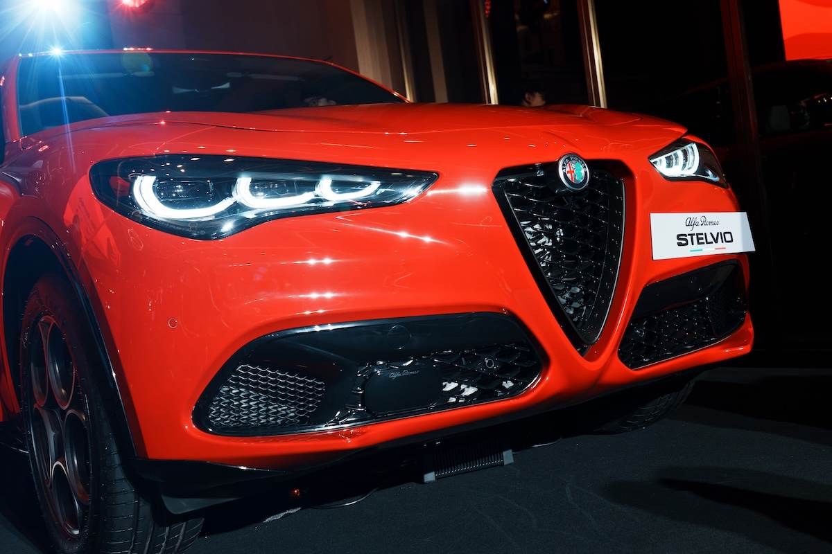 Giulia與Stelvio承襲Alfa Romeo經典Scudetto盾型V字型蛇紋水箱護罩。（圖／林昱丞攝影）