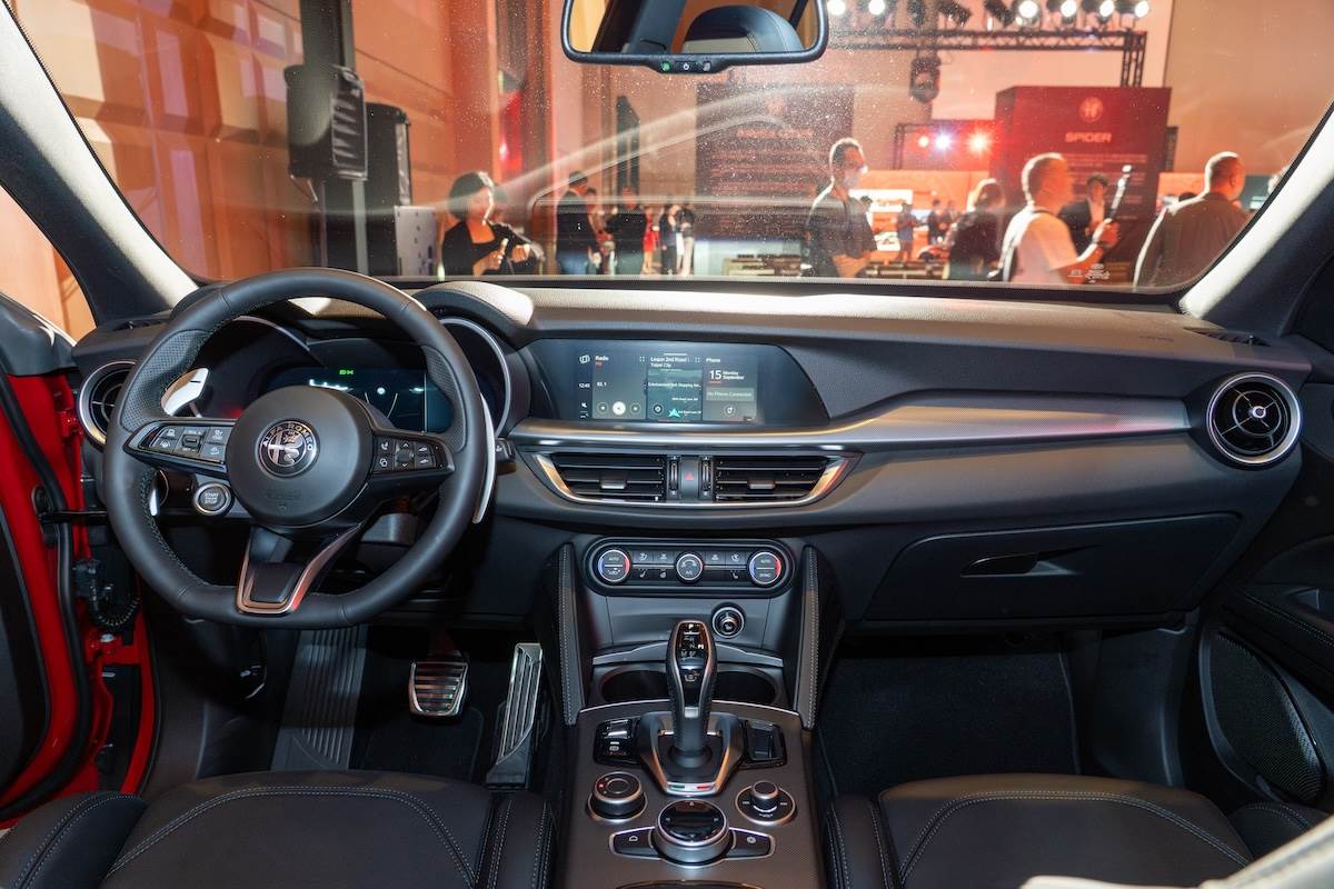 座艙設計以駕駛者為絕對核心，融合科技感受與義式美學，細節處點綴鋁質格紋飾板，以低調光澤凸顯座艙質感。（圖／林昱丞攝影）