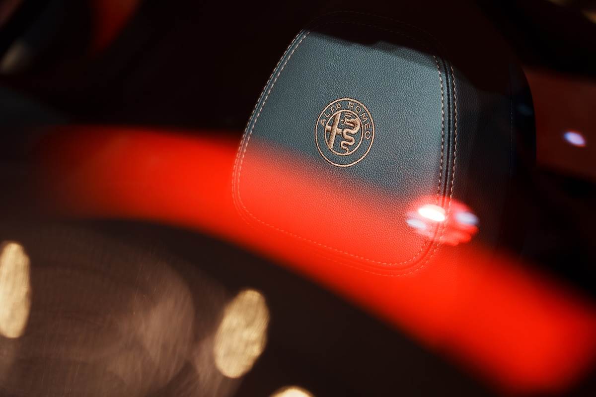 高規的Intensa擁有專屬琉金縫線真皮運動化座椅與頭枕刺繡。（圖／林昱丞攝影）