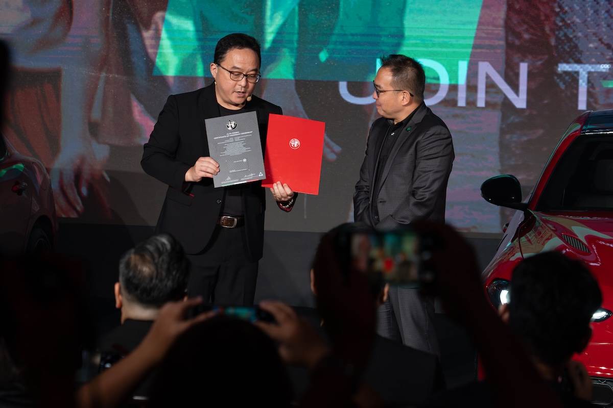 首批車主享有「Alfisti 愛快信徒專屬禮遇」，圖中為「Alfa Romeo專屬限量車輛收藏證書」與「Alfisti愛快信徒專屬卡片」。（圖／林昱丞攝影）