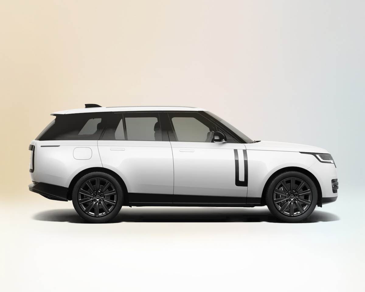 Range Rover 2025年式限定版以Range Rover P400 SE SWB為基礎，外觀部分選用「Ostuni Pearl White珍珠白頂級金屬漆」搭配「暗影外觀套件」。（圖／JLR Taiwan提供）