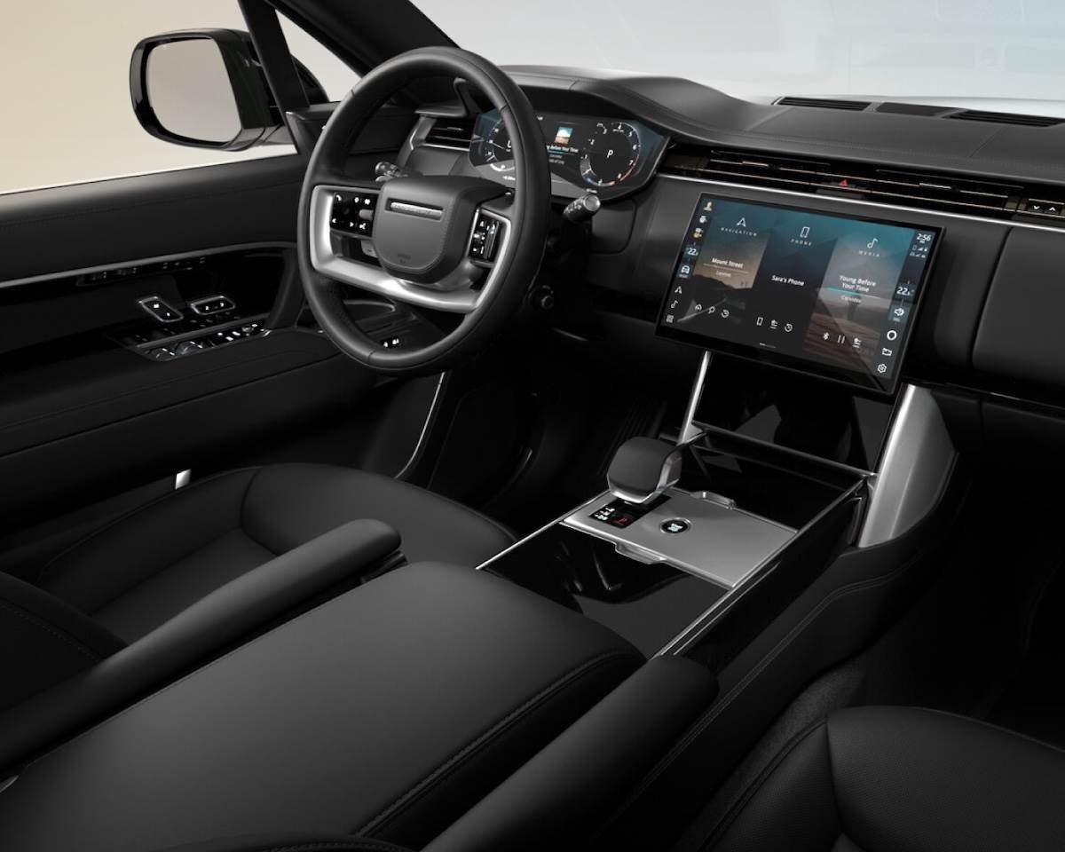 內裝延續外觀設計風格，以「檀木黑Windsor leather溫莎皮革」鋪陳，搭配尊貴黑飾板與檀木黑車內頂篷。（圖／JLR Taiwan提供）