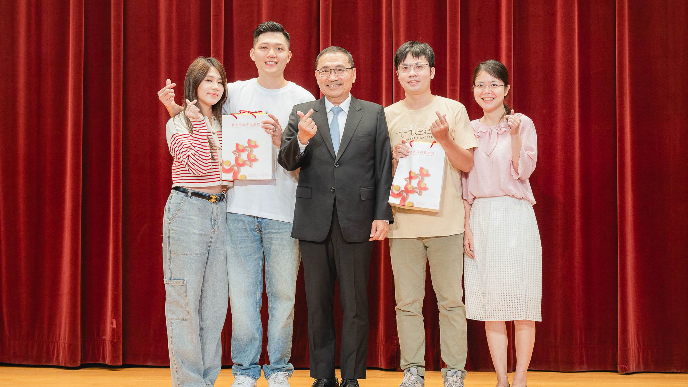 市長與2對分享愛情小故事新人合影。（圖／新北市民政局提供）