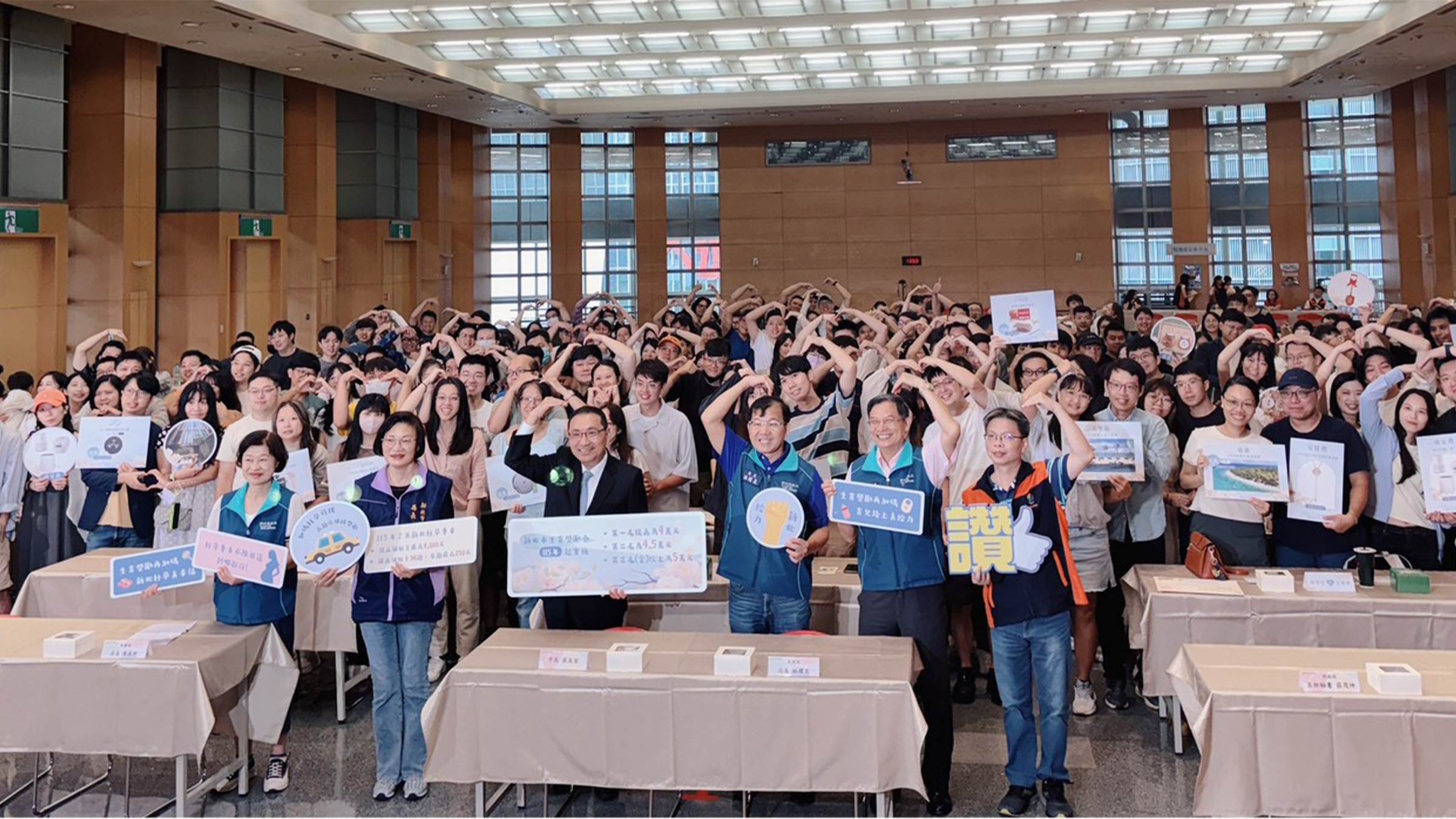 侯市長與參加2025新北市聯合婚禮新人說明會新人合影。（圖／新北市民政局提供）