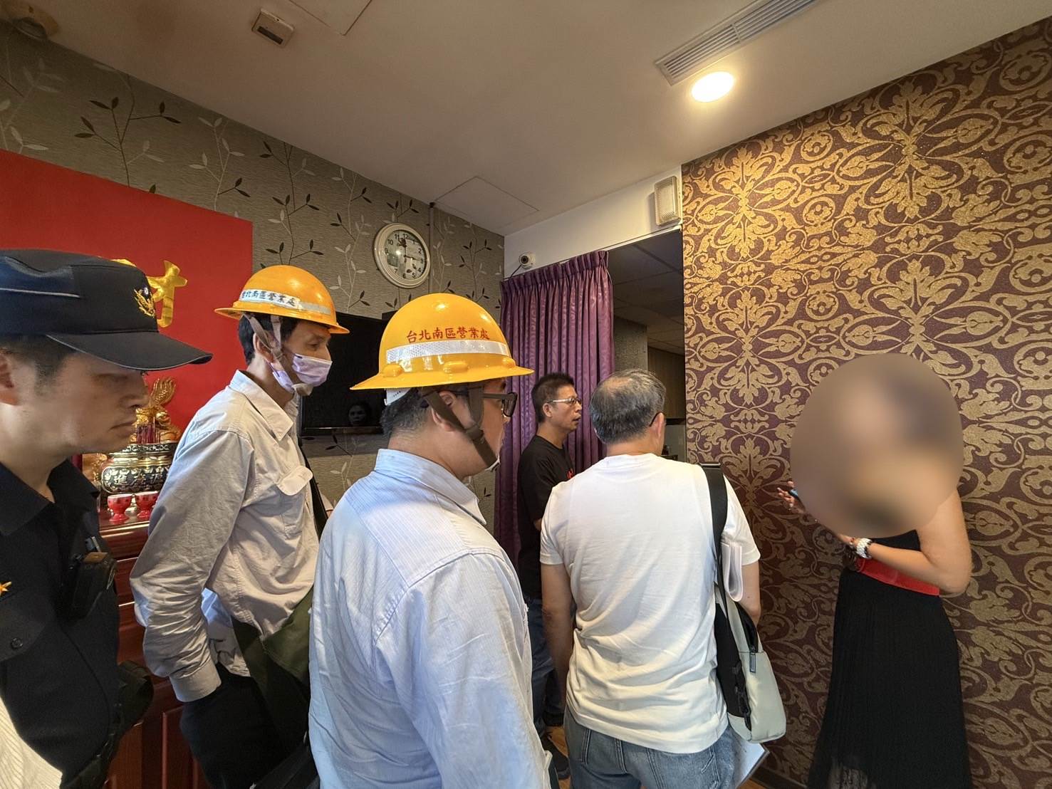 警方與市府相關單位進行斷水斷電。翻攝畫面