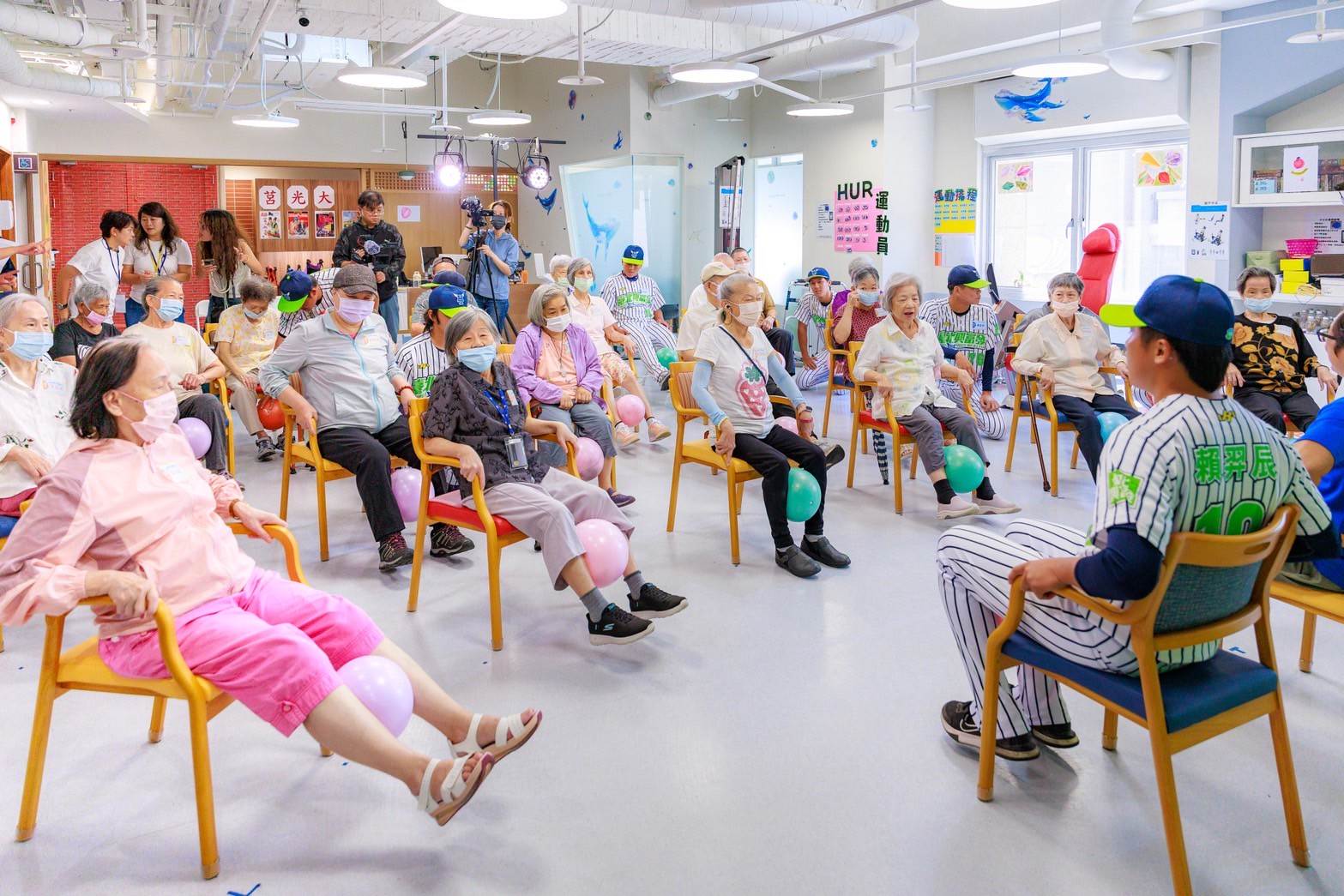 莒光社照長者在照服員及球員的帶領下，展現活力與熱情。