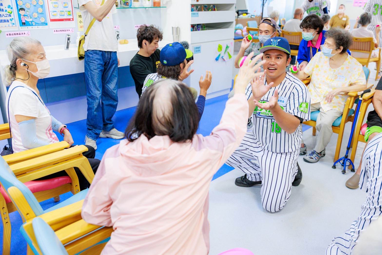 球員與長者一起進行投接球的遊戲。