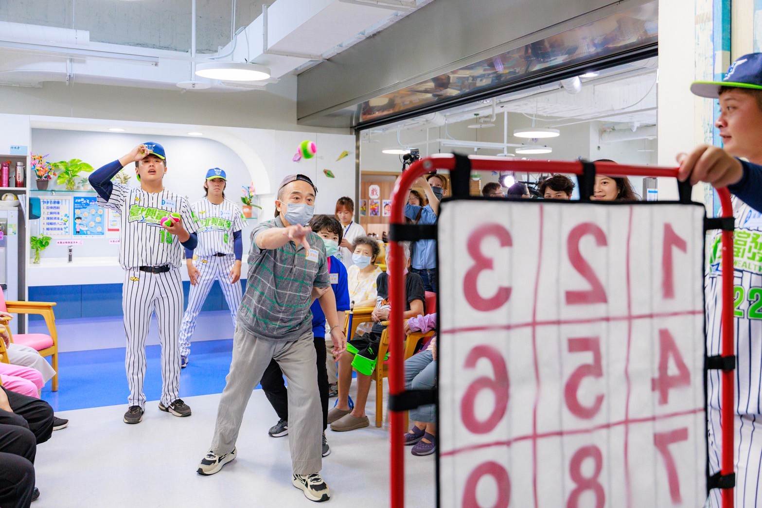 長者在球員們的帶領下進行九宮格投球體驗。