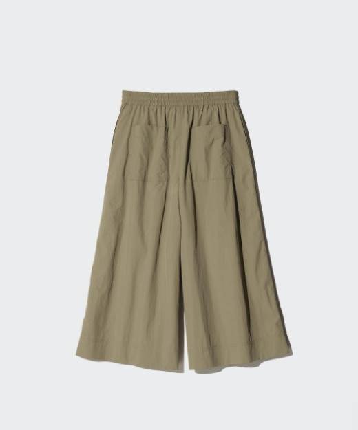 最近在韓國爆紅、甚至一度缺貨的UNIQLO修身寬褲。(圖/翻攝自UNIQLO官網)