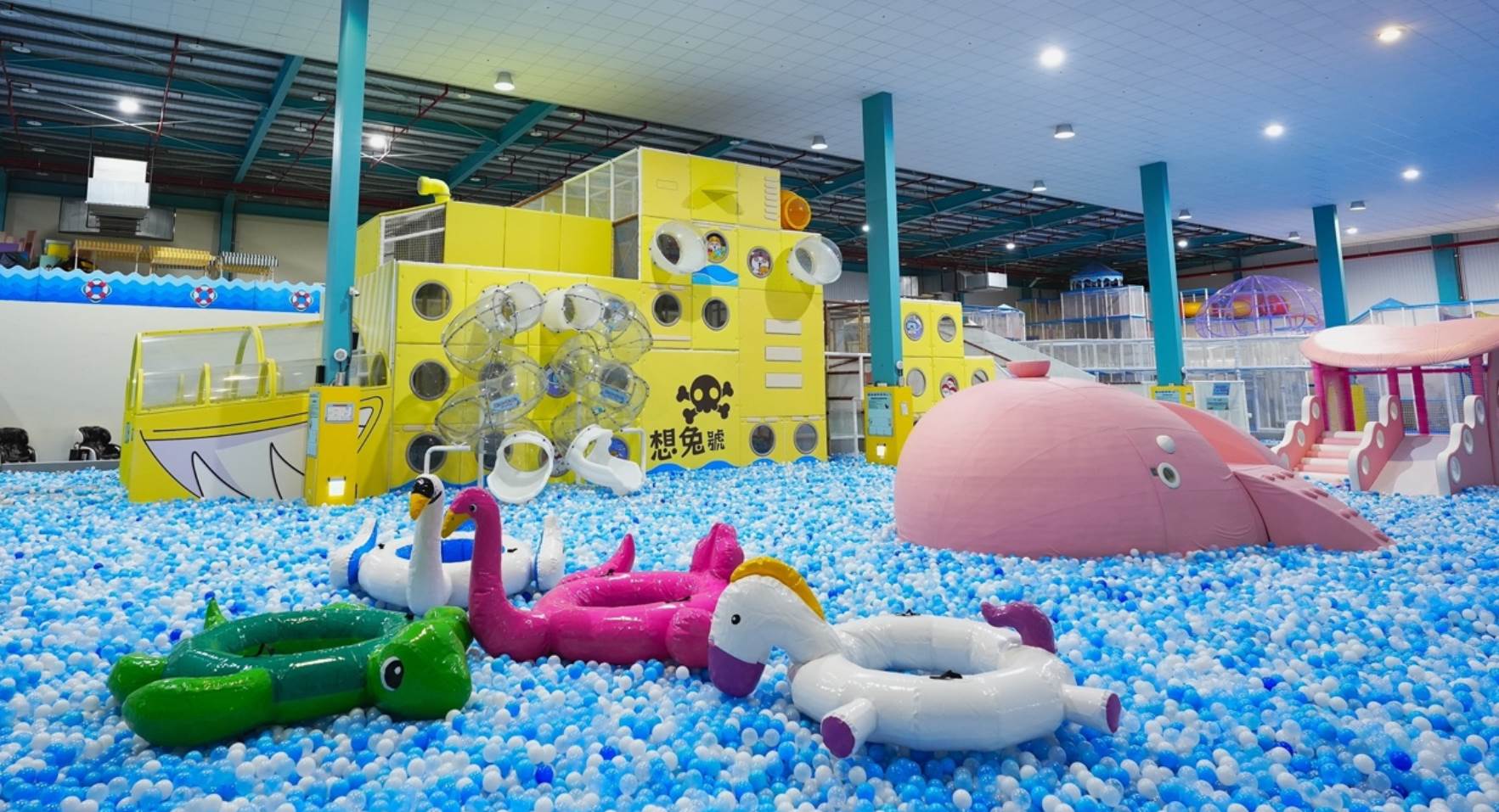 海洋世界作為樂園中最受歡迎的互動區，擁有繽紛的海洋球池，讓大小朋友都能沈浸其中。（圖／業者提供）