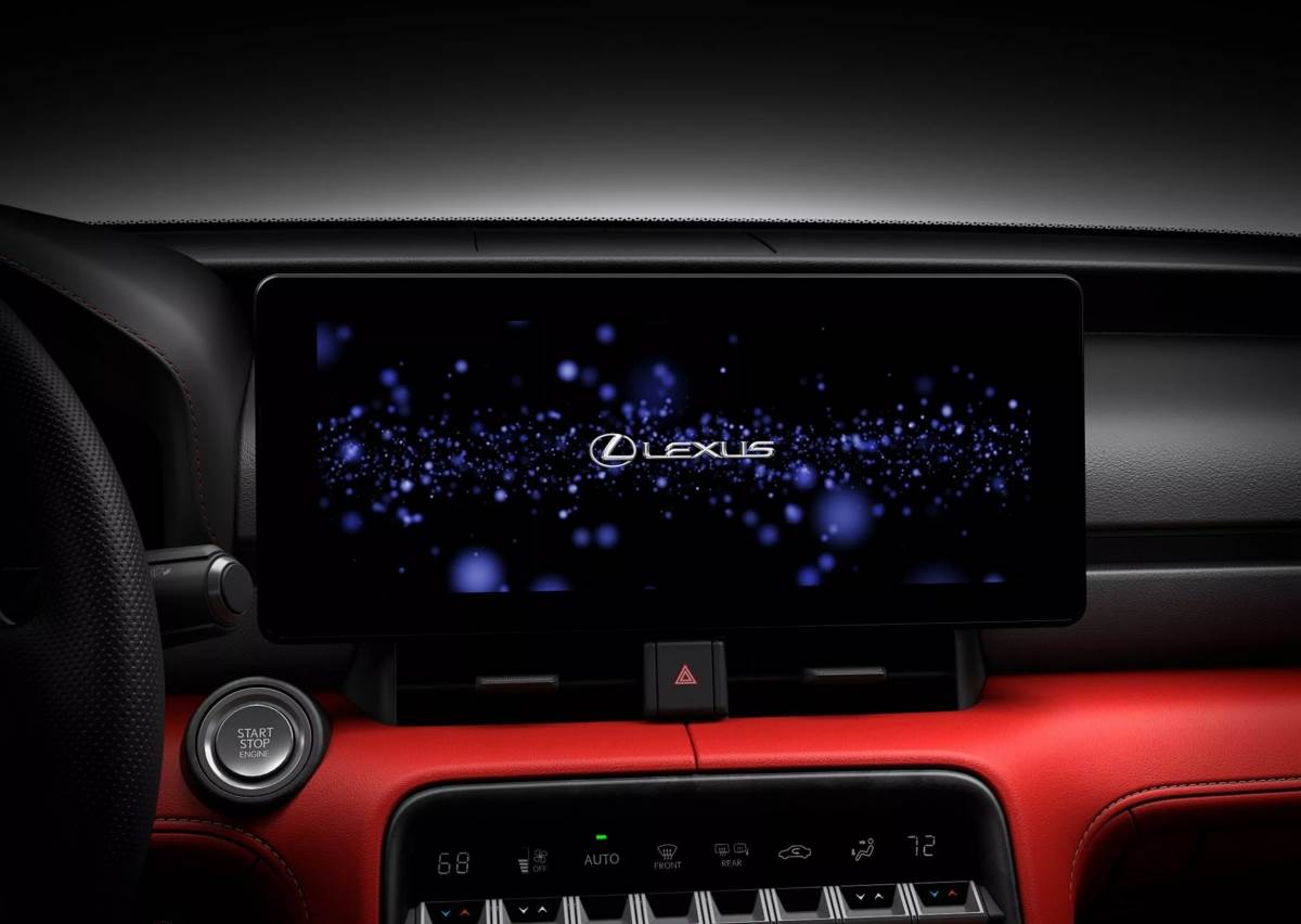 觸控螢幕的設計更加直覺，同時保留了許多物理按鍵，使用更加便利。（圖／Lexus提供）