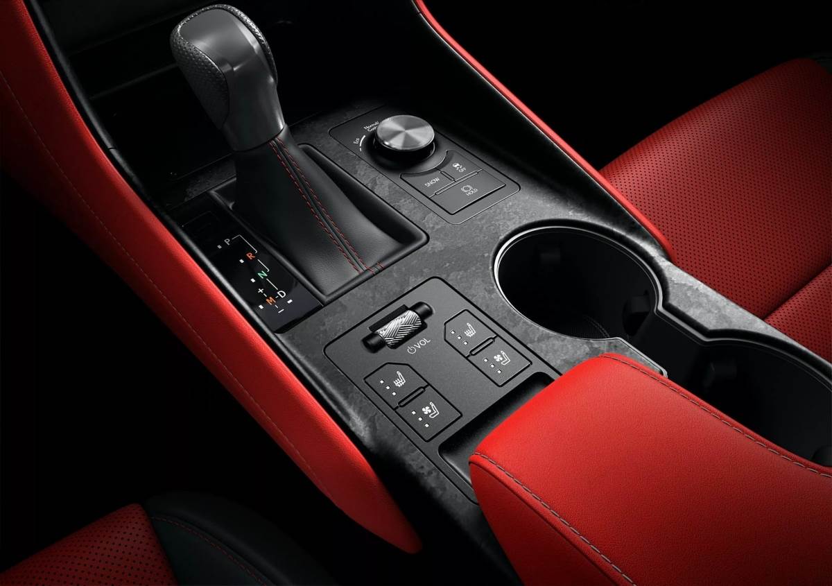 排檔桿後方保留了音量控制鈕，少了觸控板之後讓這塊區域更為簡潔。（圖／Lexus提供）