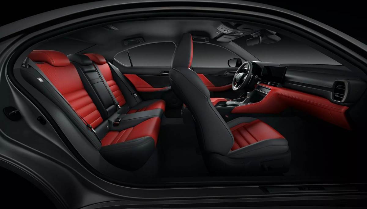 車內擁有更豐富的配色，並且使用了最新的「Forged Bamboo」天然竹纖維飾板。（圖／Lexus提供）