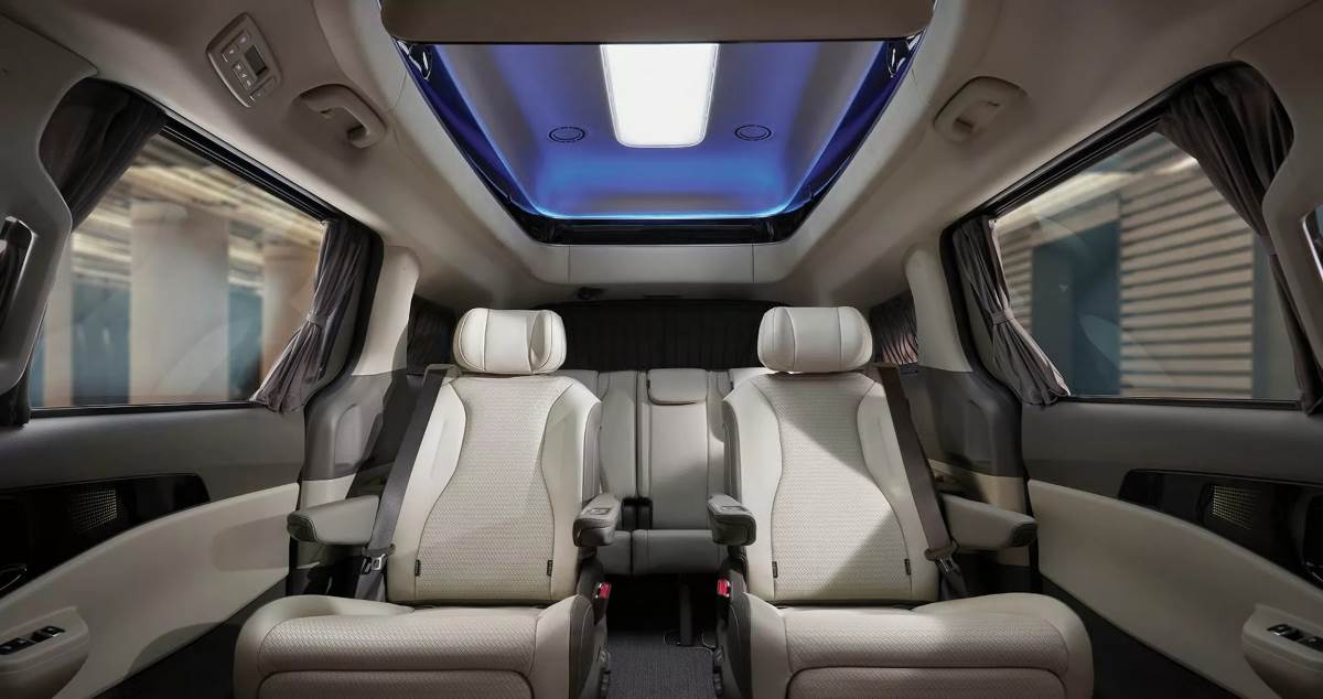 車內空間表現非常出色，並且有著星空頂蓬的配置，讓質感更上層樓。（圖／Kia提供）