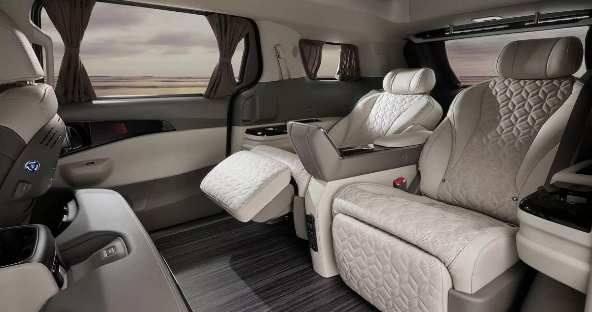 四人座車型搭載頭等艙座椅，可以透過中央扶手的7吋控制面板操控。（圖／Kia提供）