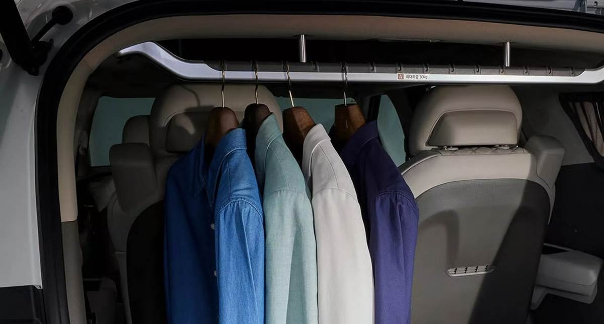 後車廂設有吊衣桿，便利性提升不少。（圖／Kia提供）