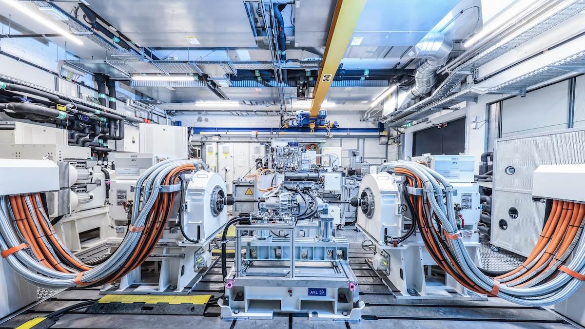 保時捷為全新純電Cayenne開發了全新的複合式測試台，讓驅動系統、電池、能源管理和充電系統在逼真的條件下同步測試。（圖／Porsche提供）