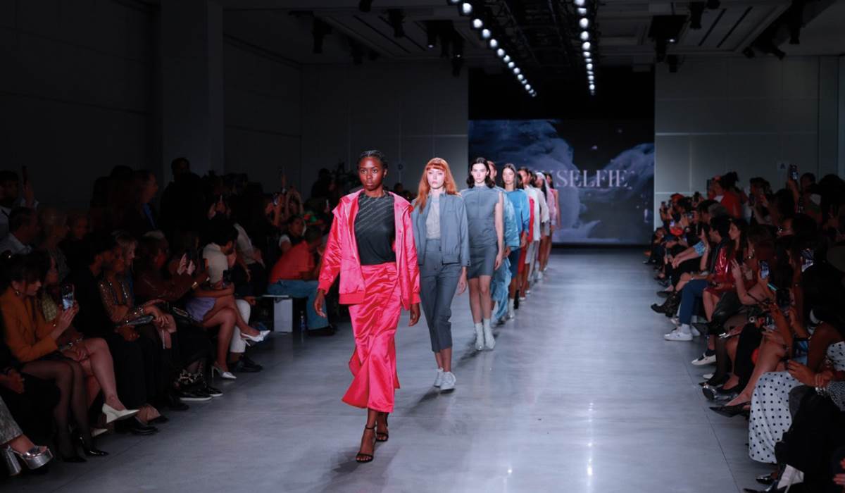 每一步都像是對自由與自我表達的宣言，PINK SELFIE用時裝說出女性的故事。（圖／PINK SELFIE提供） 