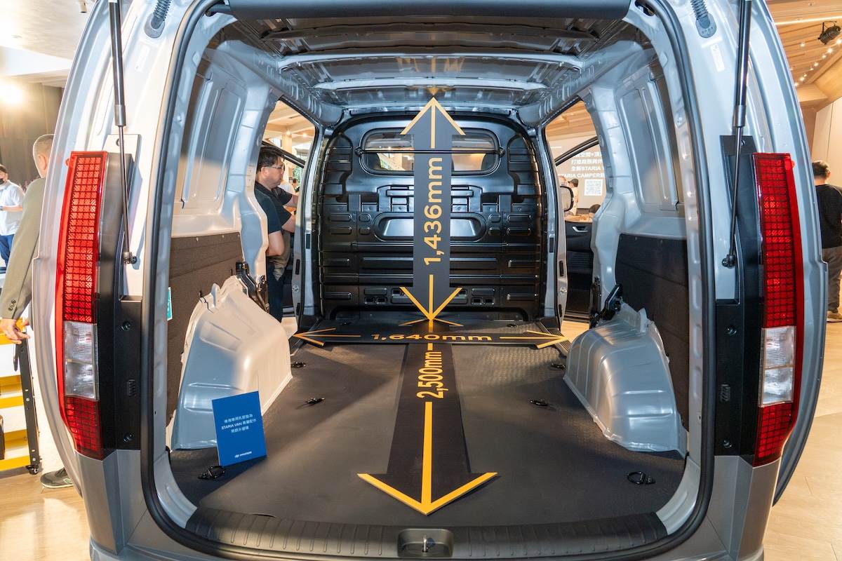 STARIA VAN擁有寬裕的後廂空間，還有左右兩側的雙滑門。（圖／林昱丞攝影）