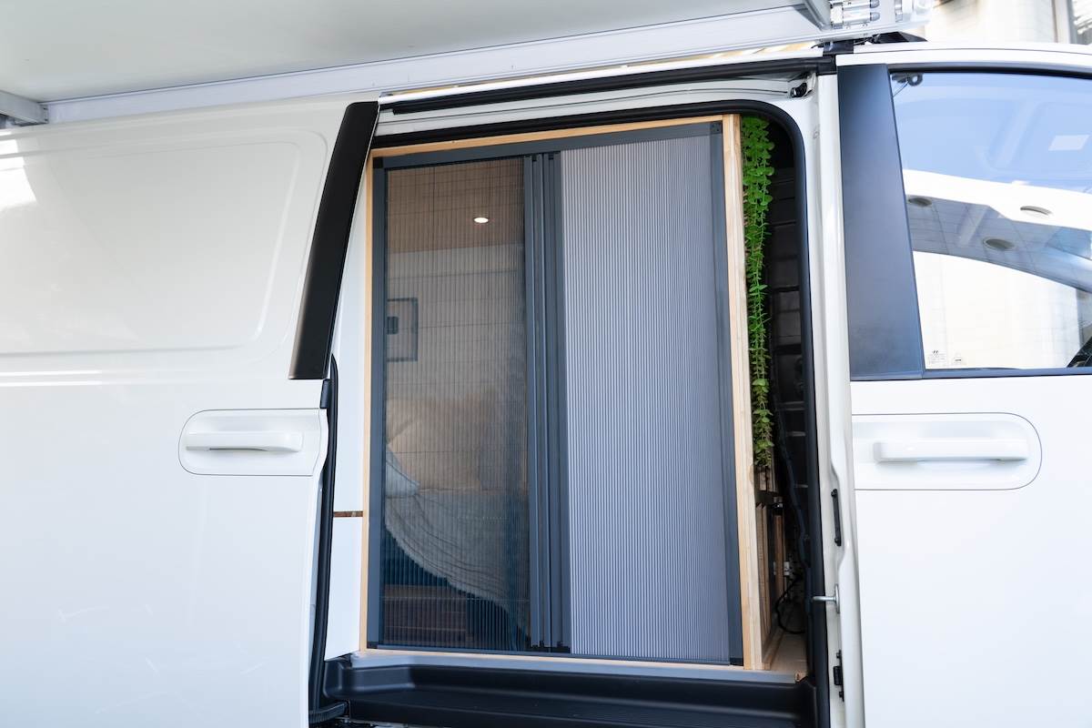 車側兩用紗門。（圖／林昱丞攝影）