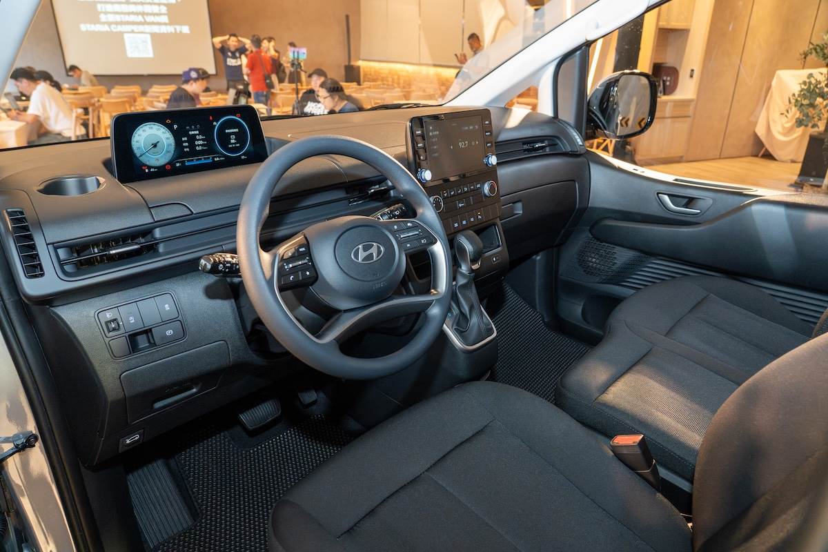 車內標配10.25吋全數位儀表板與8吋多媒體觸控主機，支援Apple CarPlay與Android Auto，亦導入Qi無線手機充電。（圖／林昱丞攝影）