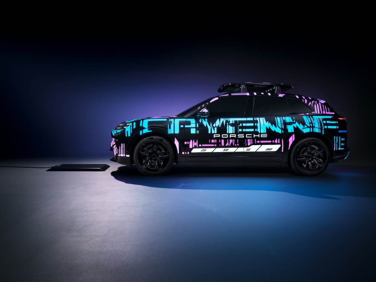 Porsche Wireless Charging地面充電板（長／寬／高：117／78／6公分）可安裝於車庫、車棚或戶外停車位並接入市電。（圖／Porsche提供）