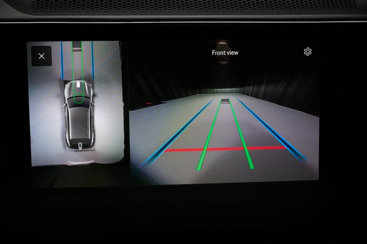 充電時，只要將Cayenne停在地面充電板上方，車輛便會自動降低車身，兩組充電模組即可在數公分距離內完成能量傳輸。（圖／Porsche提供）