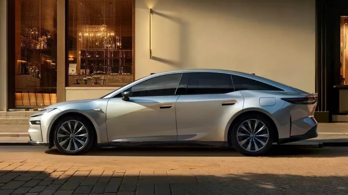 車門把手為貼平式設計，車身側面擁有曲面門板與雕塑線條。（圖／豐田提供）