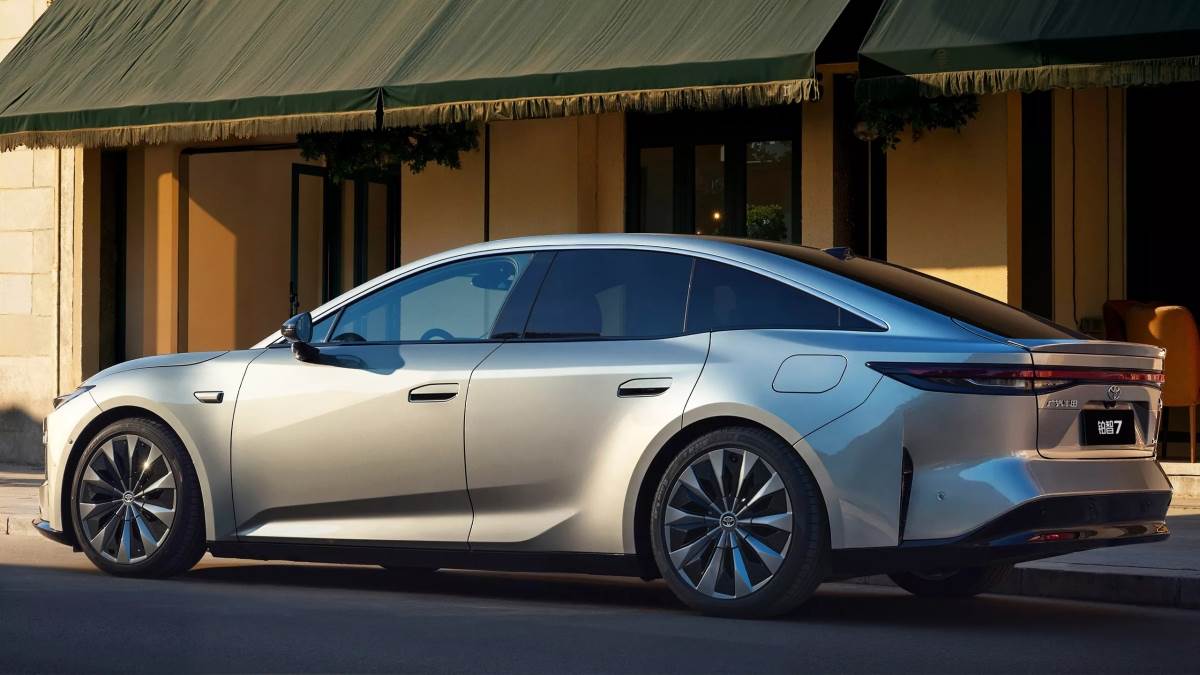 貫穿式尾燈的設計讓視覺感受更寬且更具穩定氣息。（圖／豐田提供）