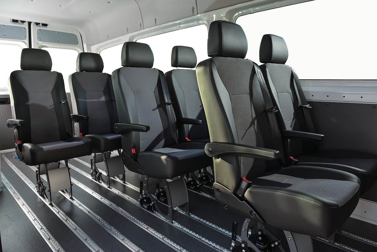 全新Crafter九人座客車承襲車款一貫寬敞高挑的乘客艙空間，是市場上唯一可提供成人站立於車內的原廠市售大型九人座小客車。（圖／台灣福斯商旅提供）