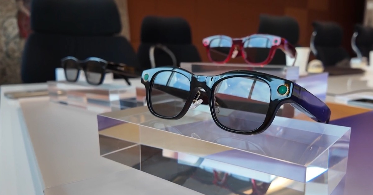 Meta秀新AI眼鏡！攜手雷朋內建螢幕、動手指就能用