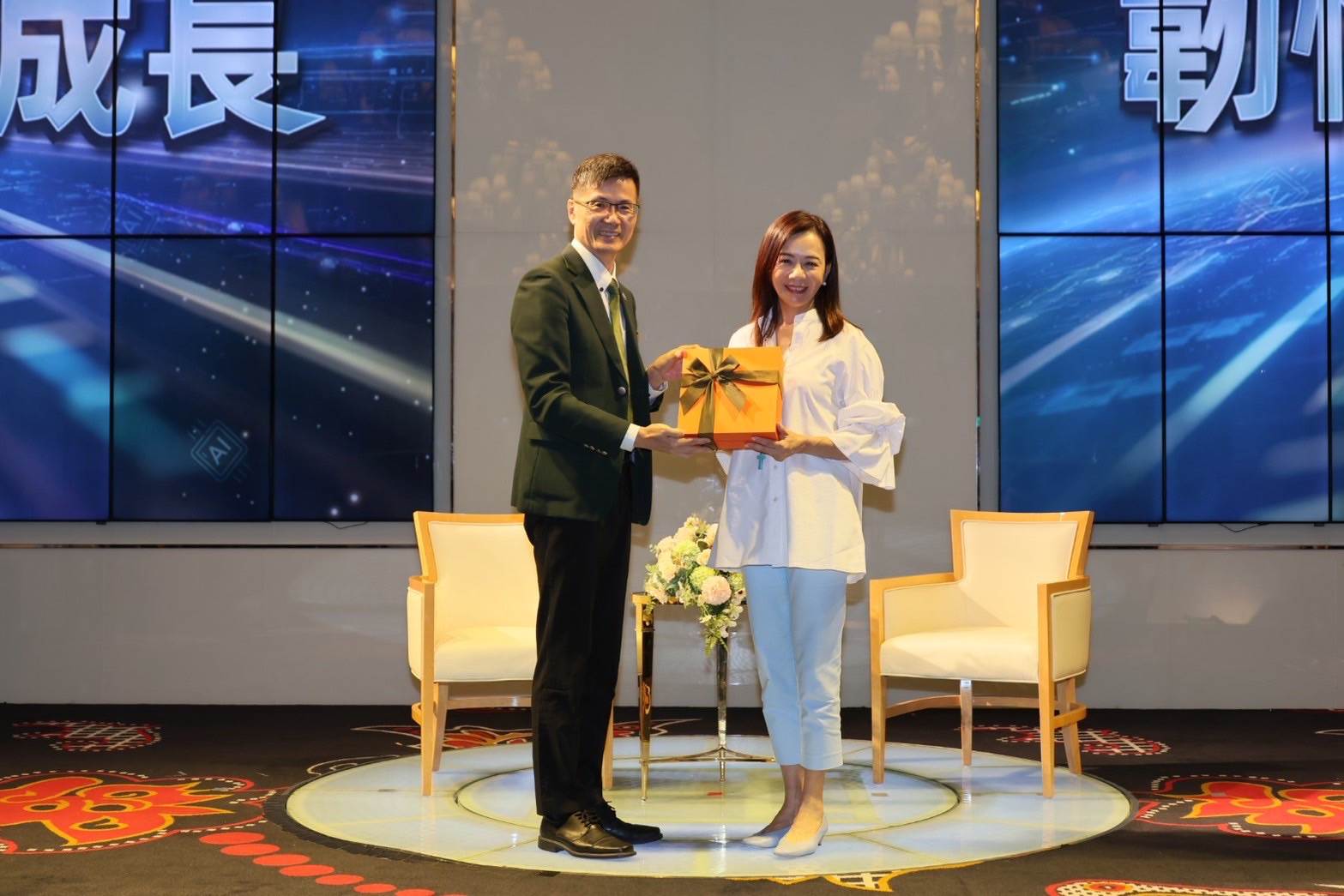 邀請到前Yahoo亞太區資深副總裁暨董事總經理鄒開蓮與公關教母—世紀奧美公關創辦人丁菱娟進行演講。（圖／住商菁英會提供）