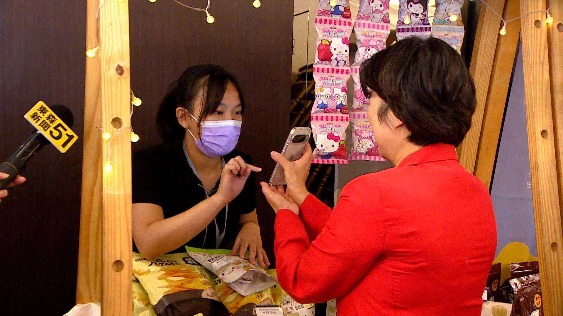 臺東縣長饒慶鈴親自示範使用臺東金幣,一幣在手就能在三地特約店家自由消費。(圖/東森新聞)